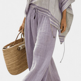 Bambusový top s pruhmi, s odhalenými ramenami a širokými kalhotami pre elegantný a svieži štýl