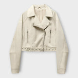 Moderná Krátka Kožená Bunda s Pásom a Vytříbenou Estetikou