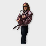 Kožená bunda s páskom a modernými detailmi