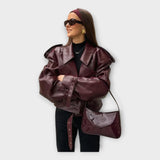 Kožená Bunda s Páskem a Modernými Detailmi