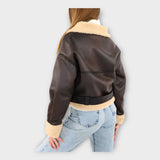 Moderná kožená bunda s podšívkou a pásikom