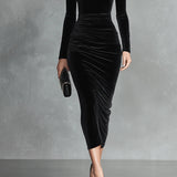 Elegantné čierne sametové bodycon šaty s vysokým golierom