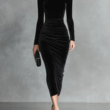 Elegantné čierne sametové bodycon šaty s vysokým golierom