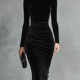 Elegantné čierne sametové bodycon šaty s vysokým golierom