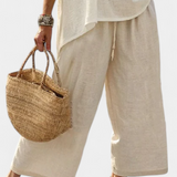 Celkový minimalistický Daisy v prírodných odtieňoch s oversized blúzou a širokými nohavicami pre jednoduchý a elegantný štýl